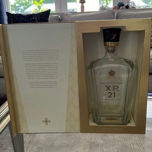 COLLECTIBLE ** Johnny walker XR 21 blended scotch whiskey empty bottle